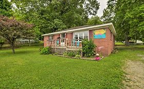 Cheerful Grand Rivers Cottage, Half Mi To Lake